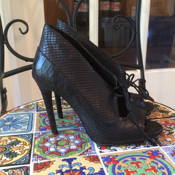 Pour La Victoire Shoes - Pour La Victoire black Snakeskin heels